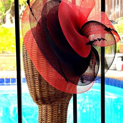 LOT 165  LADIES FASCINATOR HAT BLACK & RED