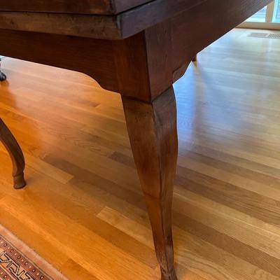 Beautiful Vintage Macyâ€™s Dining Table with Expandable Leaf