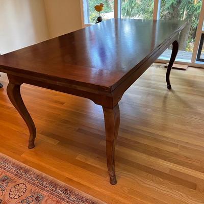 Beautiful Vintage Macyâ€™s Dining Table with Expandable Leaf