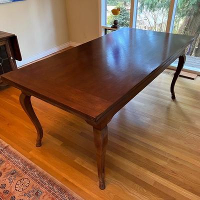 Beautiful Vintage Macyâ€™s Dining Table with Expandable Leaf