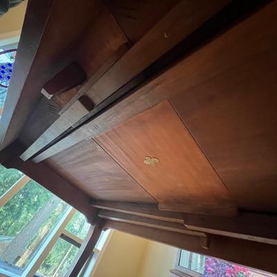 Beautiful Vintage Macyâ€™s Dining Table with Expandable Leaf