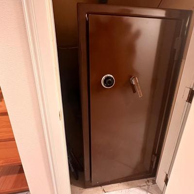 Large 5 Ft Tall Gun Safe with Dehumidifying Bar