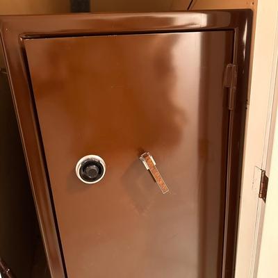 Large 5 Ft Tall Gun Safe with Dehumidifying Bar