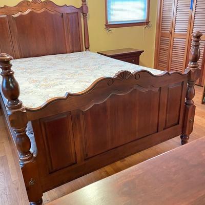 Broyhill Queen/Full Bed & Bedside Tables (B1-SS)