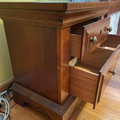 Broyhill Queen/Full Bed & Bedside Tables (B1-SS)