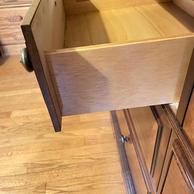 Broyhill Dresser with Vanity (B1-SS)