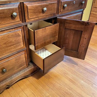 Broyhill Dresser with Vanity (B1-SS)