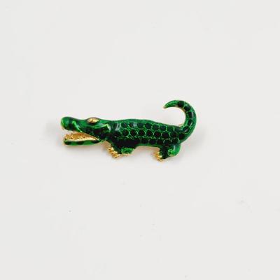 FUN GOLD TONED ALLIGATOR PIN