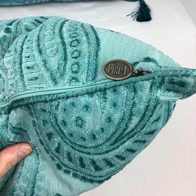 1516 Pier 1 Pillow Lot