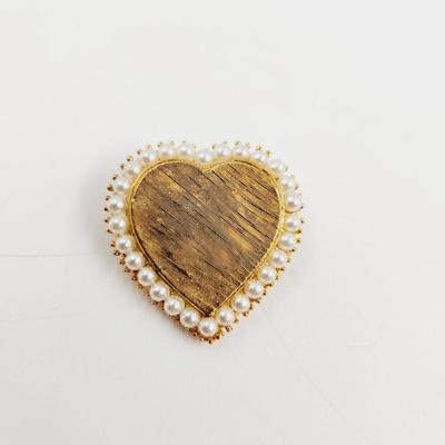 CUTE FUN GOLD TONED W/ FAUX PEARL DETAIL BROOCH
