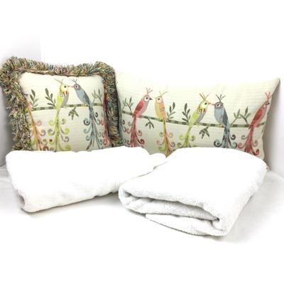 1522 Pair of Decorative Bird Pillows with Bath Towel/Mat