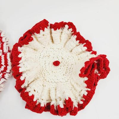 BEAUTIFUL VINTAGE RED & WHITE DOILIES/ POT HOLDERS