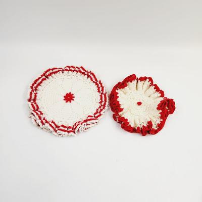 BEAUTIFUL VINTAGE RED & WHITE DOILIES/ POT HOLDERS