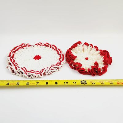 BEAUTIFUL VINTAGE RED & WHITE DOILIES/ POT HOLDERS