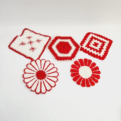 BEAUTIFUL VINTAGE HAND CRAFTED RED & WHITE DOILIES / HOT PAD COLLECTION