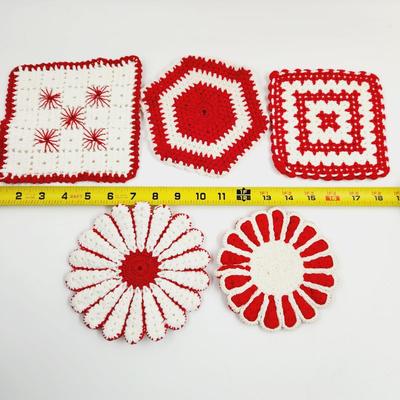 BEAUTIFUL VINTAGE HAND CRAFTED RED & WHITE DOILIES / HOT PAD COLLECTION