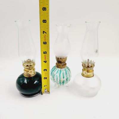 VINTAGE BUNDLE OF SMALL OIL LAMPS