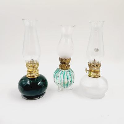 VINTAGE BUNDLE OF SMALL OIL LAMPS