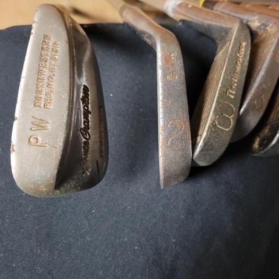 Vintage Dunlop Golf Bag with McGregor & Northwestern Clubs (BO-DW)