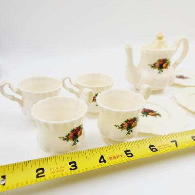 VINTAGE CDI CHILDRENS PLASTIC TEA SET