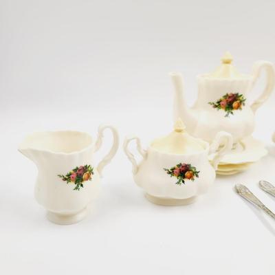 VINTAGE CDI CHILDRENS PLASTIC TEA SET
