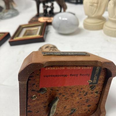 Lot of assorted decorative items