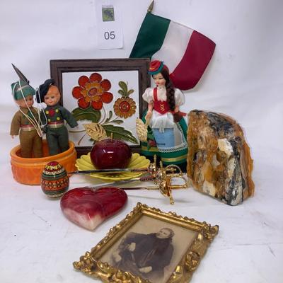 Lot of assorted decorative items
