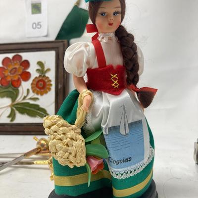 Lot of assorted decorative items