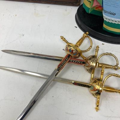 Lot of assorted decorative items