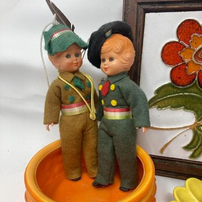 Lot of assorted decorative items
