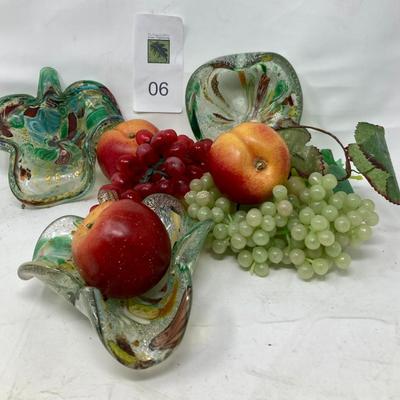 3 pieces of decorative art glass