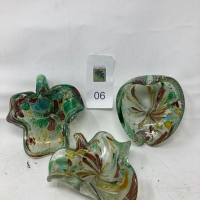 3 pieces of decorative art glass