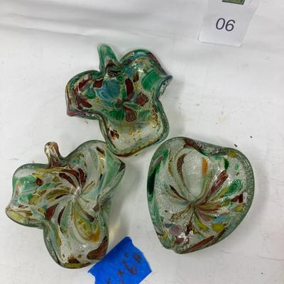 3 pieces of decorative art glass