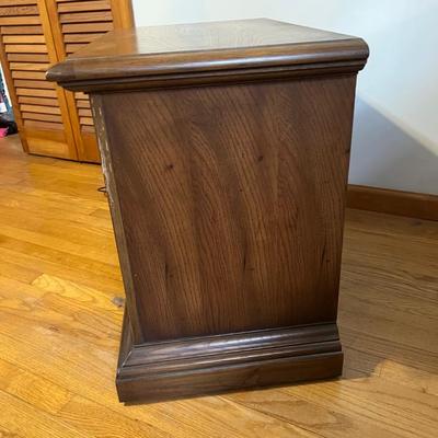 Broyhill Side Table/Cabinet (MB-MK)
