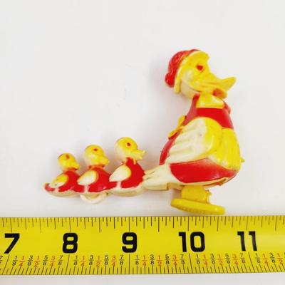 VINTAGE MOTHER & DUCKLINGS PLASTIC WALKING TOY