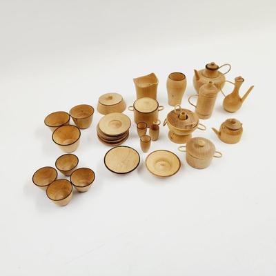 VINTAGE WOODEN MINATURE ASIAN THEMED DISHES