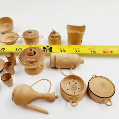 VINTAGE WOODEN MINATURE ASIAN THEMED DISHES