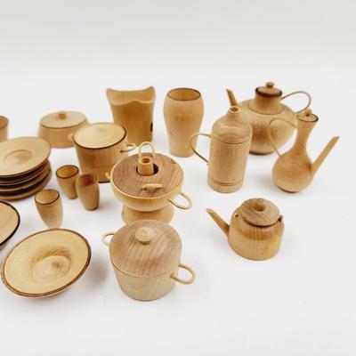 VINTAGE WOODEN MINATURE ASIAN THEMED DISHES
