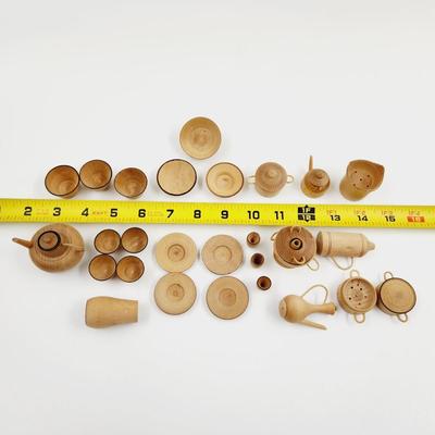 VINTAGE WOODEN MINATURE ASIAN THEMED DISHES