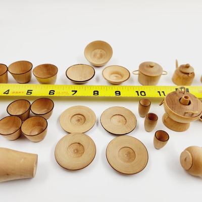 VINTAGE WOODEN MINATURE ASIAN THEMED DISHES