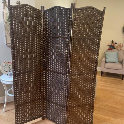 Beautiful & like new bamboo room divider. 71” high. 3 panels of 17” each, totaling 51” across.