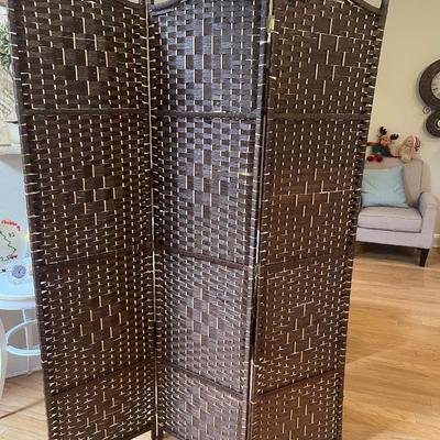 Beautiful & like new bamboo room divider. 71” high. 3 panels of 17” each, totaling 51” across.