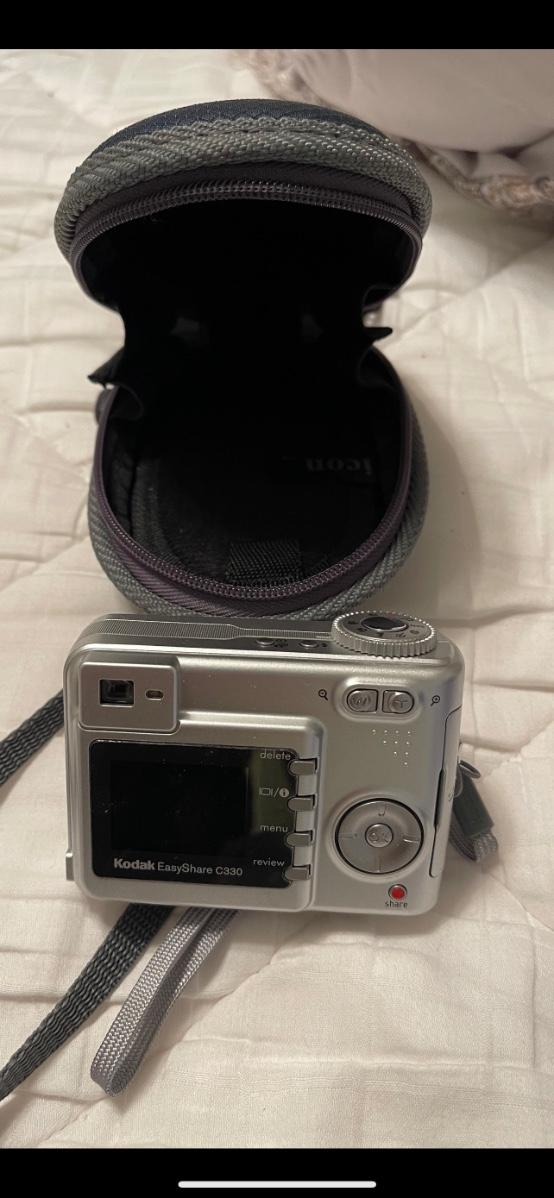 Kodak EasyShare C330 4.0MP Digital Camera Silver w Case. Like New
