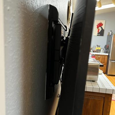 Samsung TV and Samsung Harman/Kardon HDMI Dolby Audio Speaker Bar
