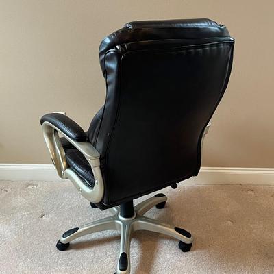 REALSPACE ~ Swivel/Adjustable Rolling Executive Chair