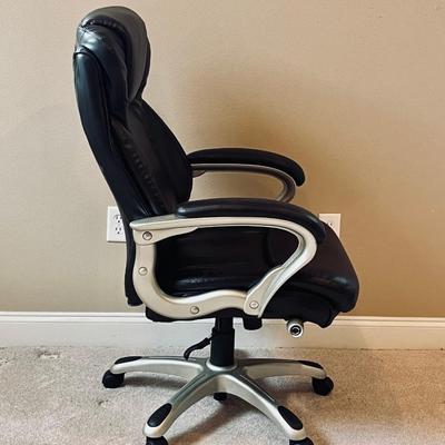 REALSPACE ~ Swivel/Adjustable Rolling Executive Chair