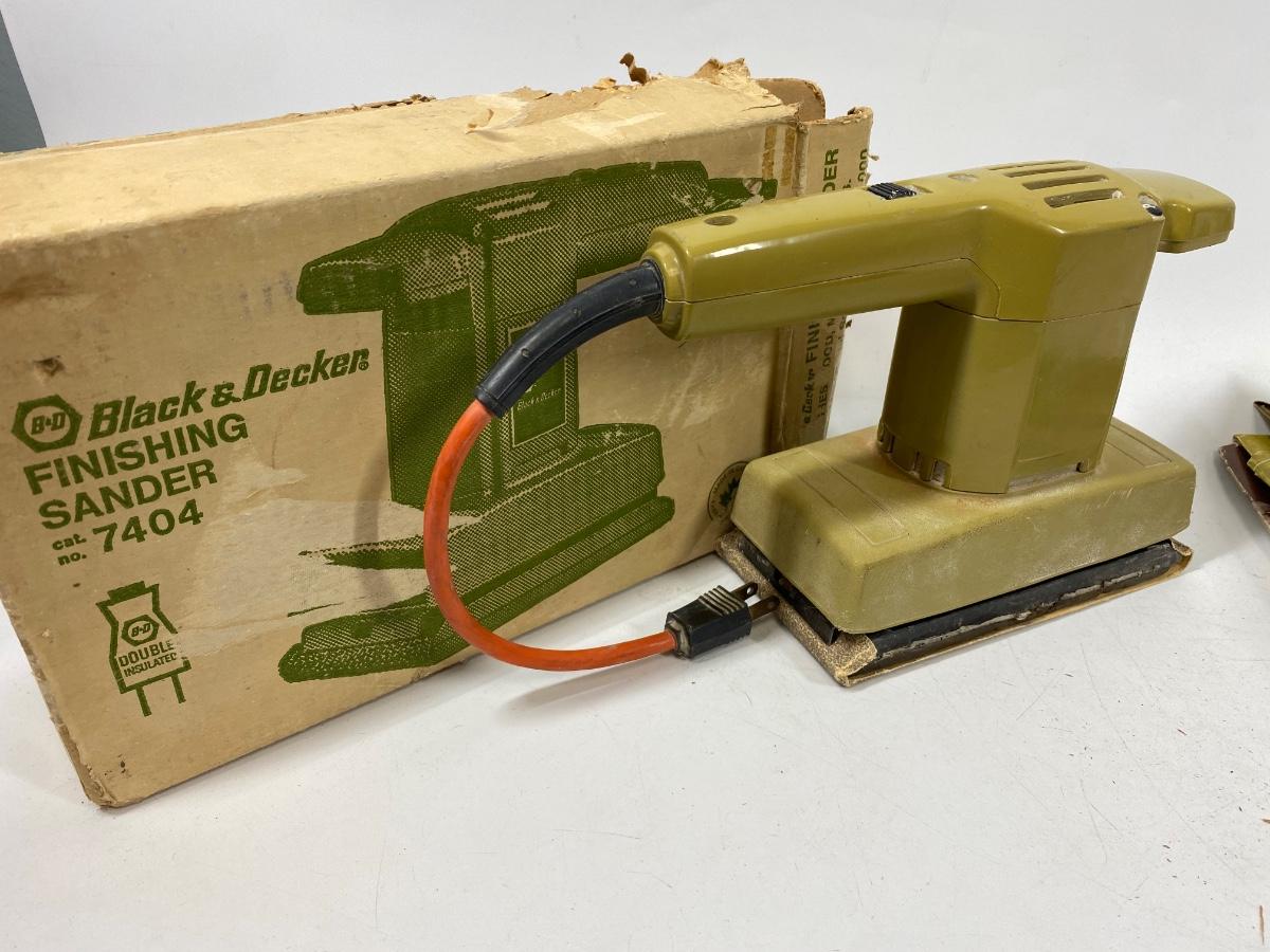 Black & Decker Electric Finishing Sander with Sandpaper WORKS