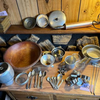 Lot of vintage kitchen tin ware
