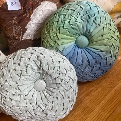 Lot of Decorative pillows