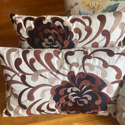 Lot of Decorative pillows